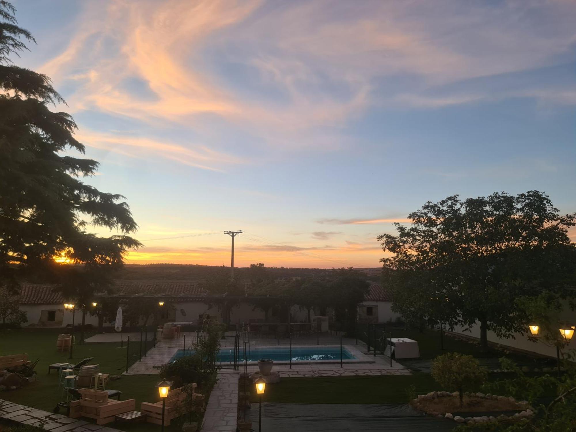 Casa Rural Palacio Conde De Aldana Con Piscina Entre Encinares Y Dehesas Terradillos Exterior foto